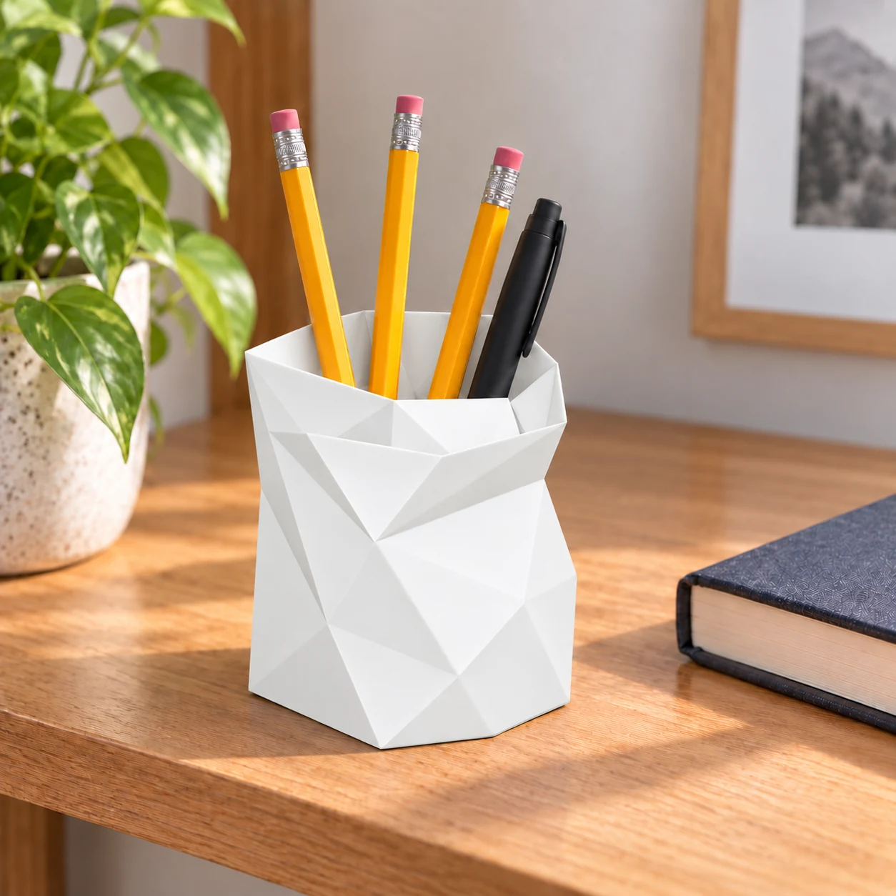 Low Poly Pen holder · Blanco · Visualización digital