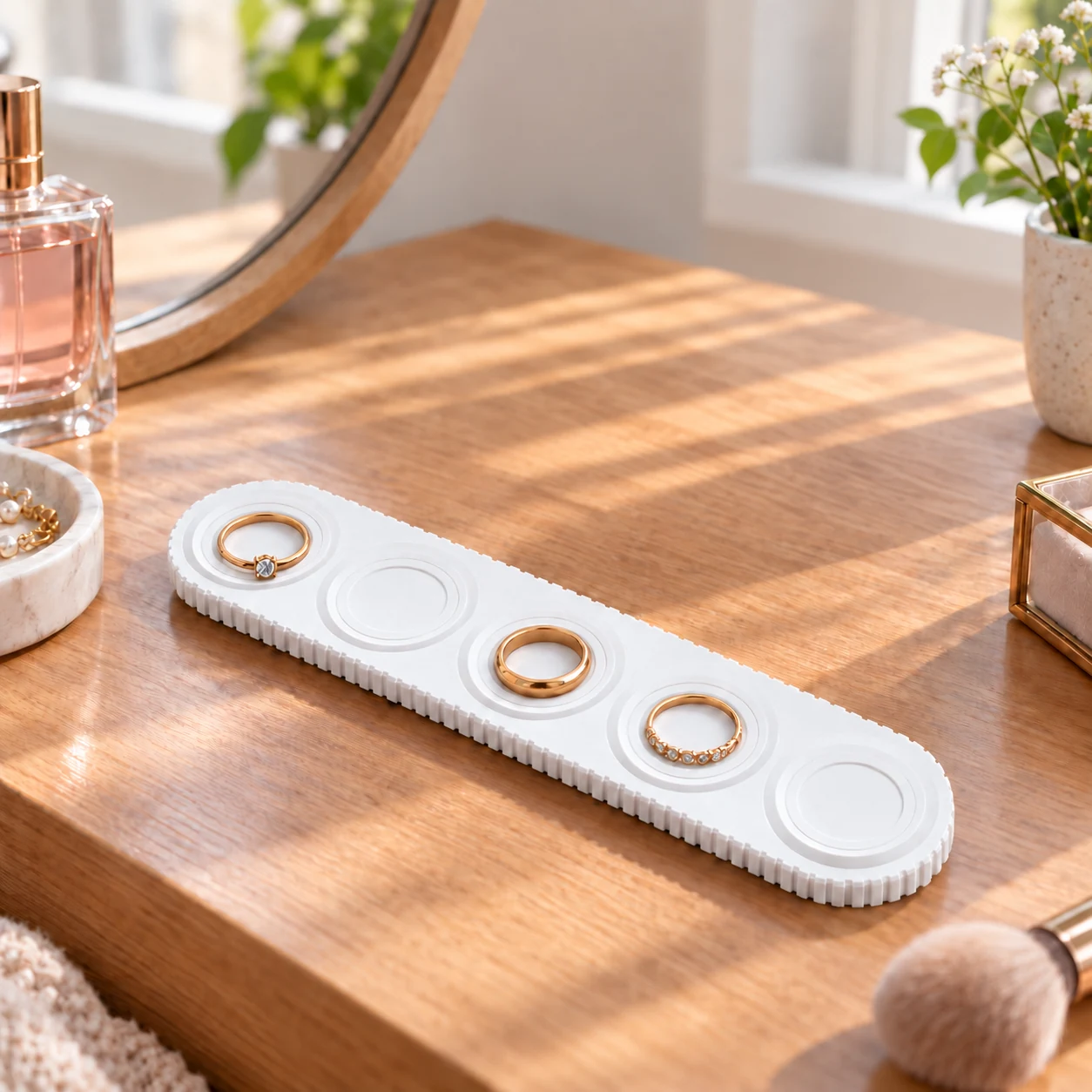 Simple Ring Holder with Side Details · Blanco · Visualización digital